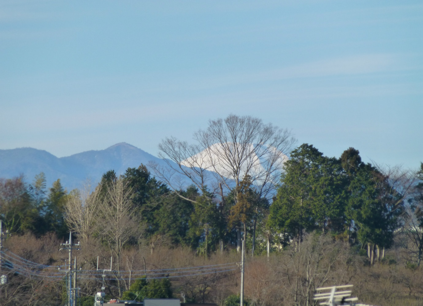 実家は神奈川です。窓から，かろうじて富士山が見えます。